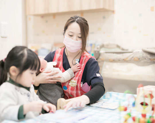 保育士と子ども