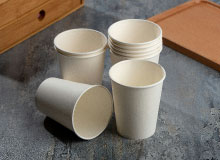 唾液を紙コップにためる