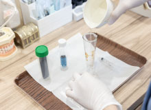 採取した唾液を試験管に垂らす