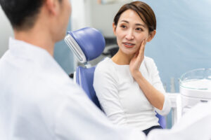 歯科医院のカウンセリングを受ける女性