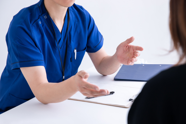 患者へホワイトニングについて説明している医師