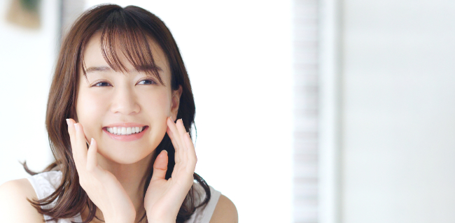 ホワイトニングで歯が白くなった女性