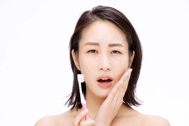 親知らずのせいで歯の清掃が行き届かないイメージ