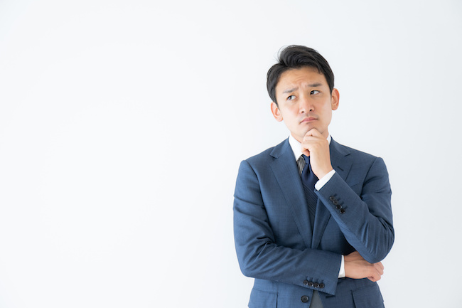 マウスピース矯正で追加費用が発生するケースについて考える男性