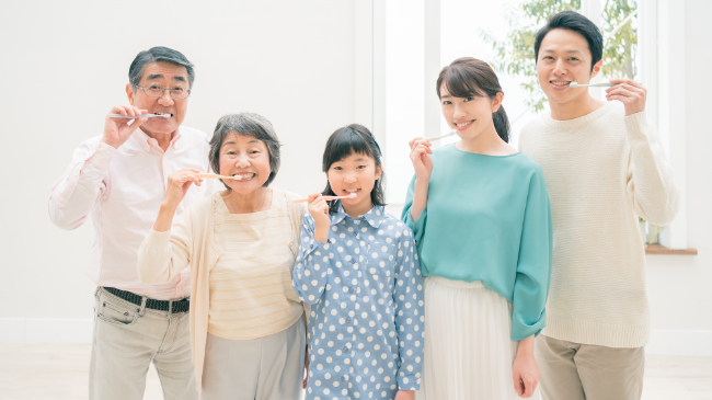 歯みがき指導を受け歯磨きを徹底する家族