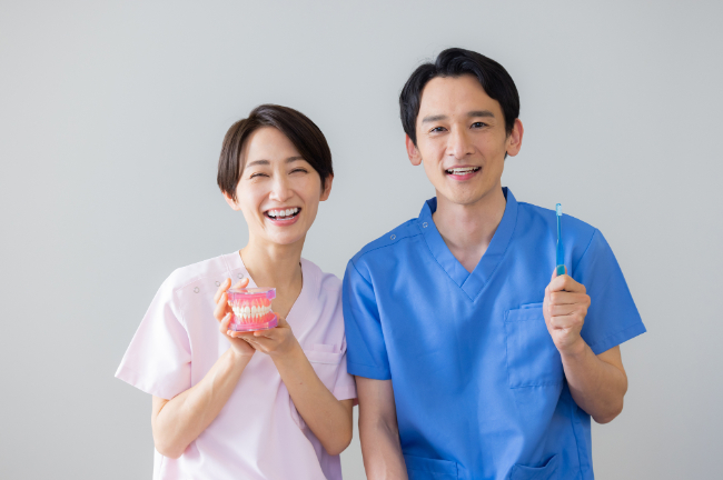 自宅で歯磨きをするときのポイントを説明する歯科医師
