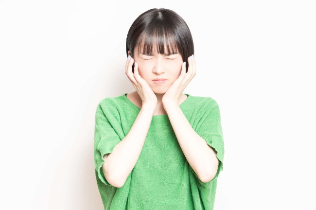 ホワイトニングで痛いと感じている女性