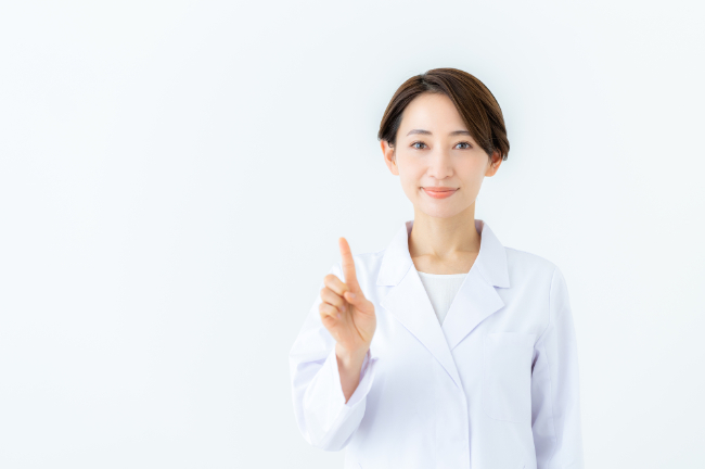 出っ歯について説明する歯科医師