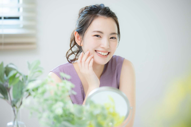 すきっ歯をマウスピースで矯正して笑顔の女性