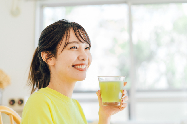 初期の虫歯を治療して冷たい飲み物も気にせず飲めるようになった女性