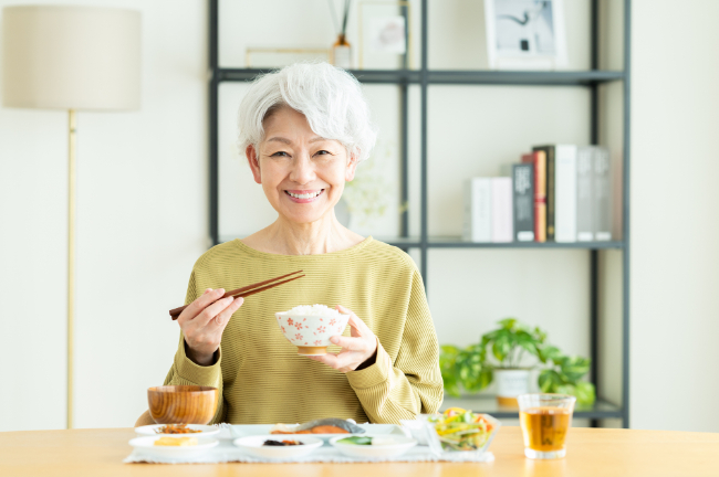 歯の定期健診を終え美味しく食事をいただく女性