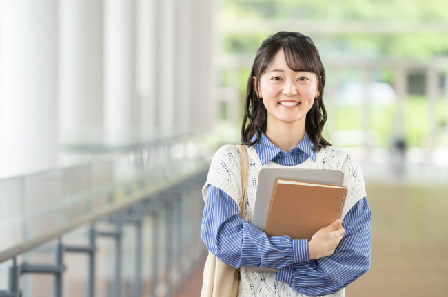 マウスピース矯正で綺麗な歯並びとなって笑顔の女性