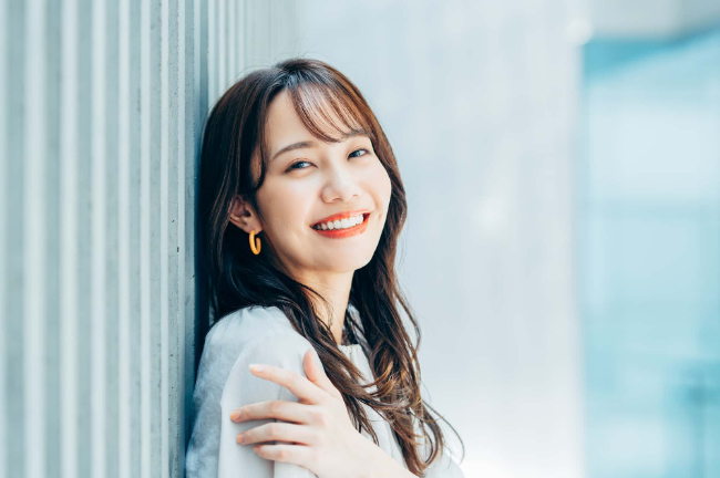 ホワイトニングをした白い歯で笑う女性