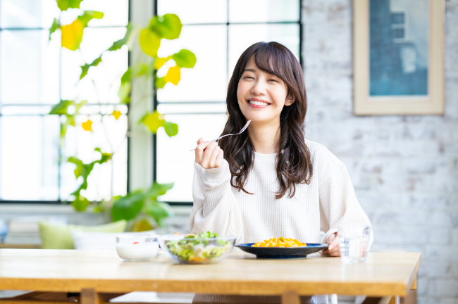 虫歯の親知らずを治療して食事を楽しむ女性