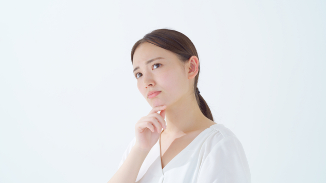 虫歯になった親知らずはどうやって治療するのか考える女性