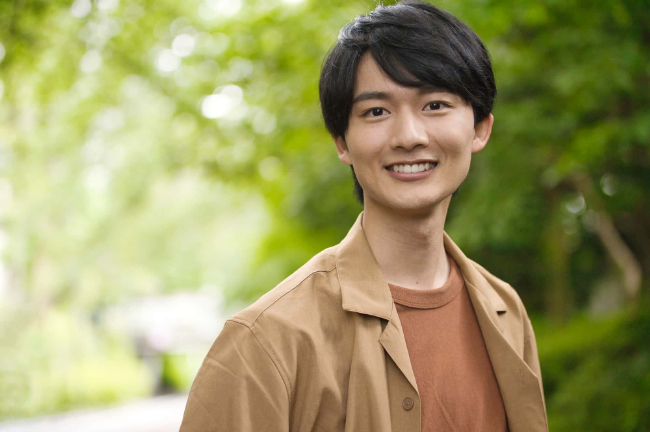 歯のクリーニングをして笑顔の男性