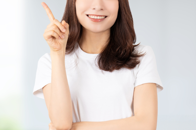 歯ぎしりを改善する方法を紹介する女性