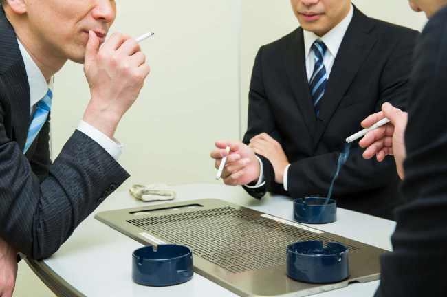 歯周病になりやすい喫煙する人のイメージ