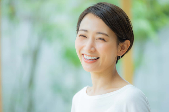 セラミック治療で美しい歯になった女性