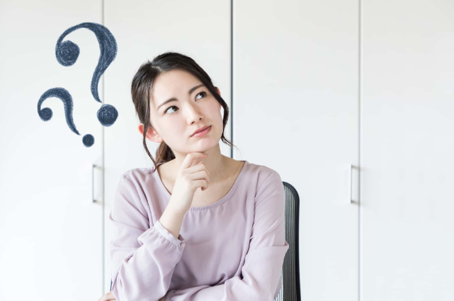 マウスピース矯正の装置をつけたまま食事をしてもよいか考える女性