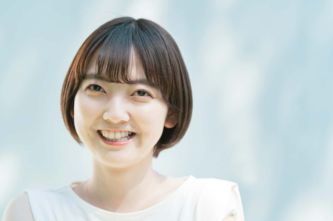マウスピース矯正をして美しい歯並びになった女性
