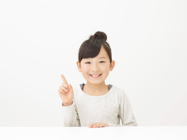 インビザライン・ファーストの失敗を防ぐポイントについて説明する女の子