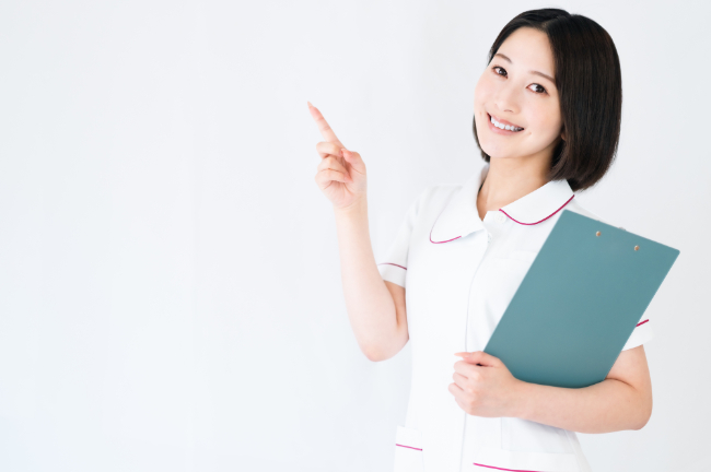 マウスピース矯正の注意点を伝える歯科衛生士