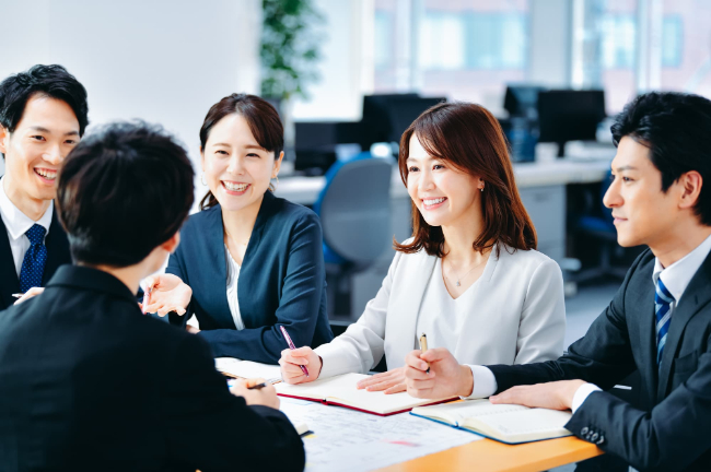 笑顔でミーティングする社会人