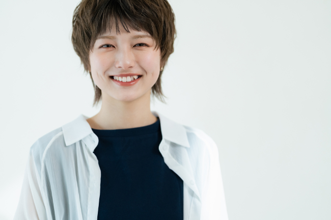 八重歯を見せて笑う女性