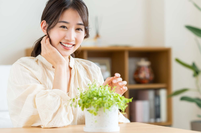 歯科の定期検診を受けて虫歯の無い綺麗な歯で笑う女性