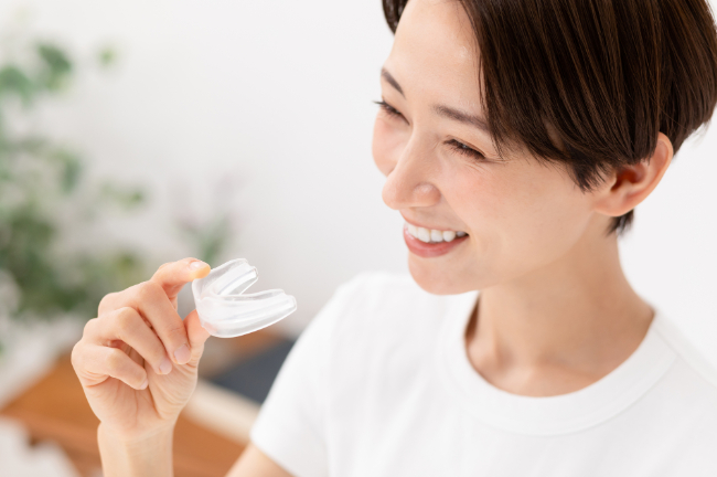 ナイトガードを装着する女性