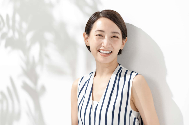 ホワイトニングした白い歯で笑う女性