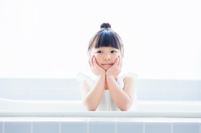 頬杖をつく女の子