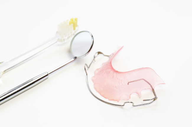 リテーナーとデンタルミラーや歯ブラシ
