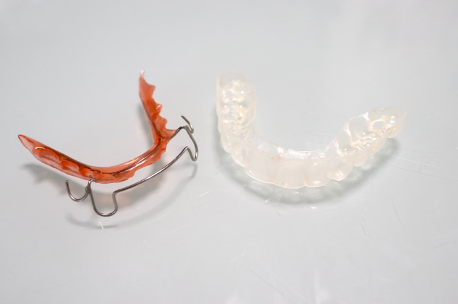 マウスピースタイプとプレートタイプのリテーナー