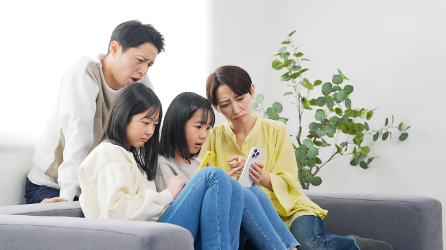 矯正後の後戻りについて調べる親子