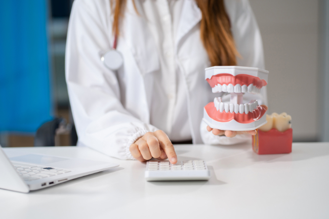 歯の矯正の治療にかかる費用の内訳を説明する歯科医師