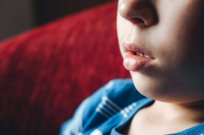 口呼吸する子ども