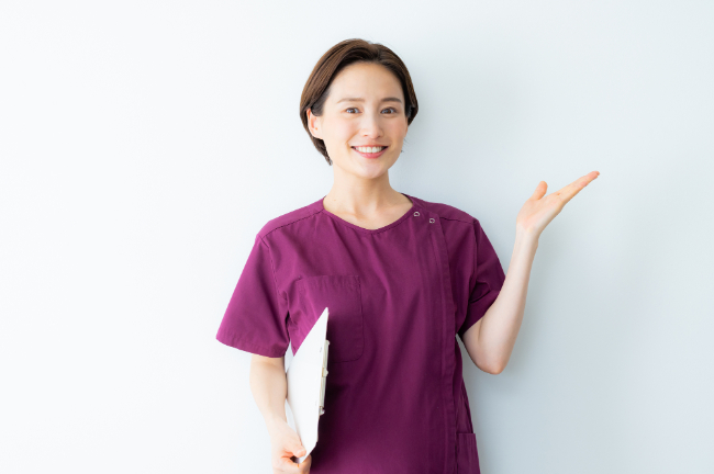 保険診療と自費診療のクリーニングの違いを紹介する歯科医師の女性