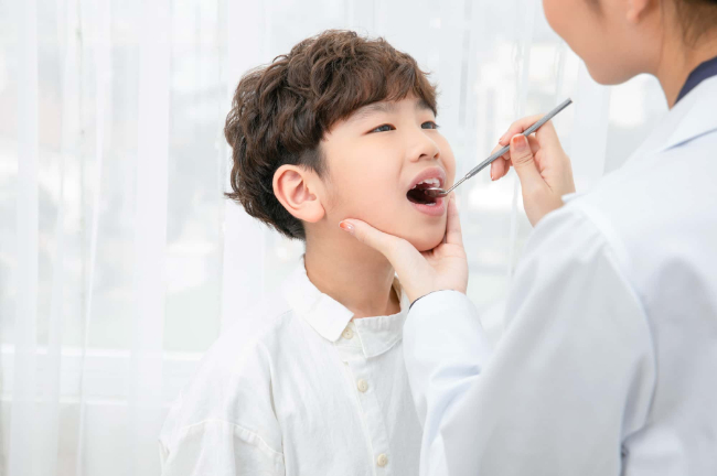 歯並びが悪くなるのを防ぐために定期的に歯科検診を受ける子ども