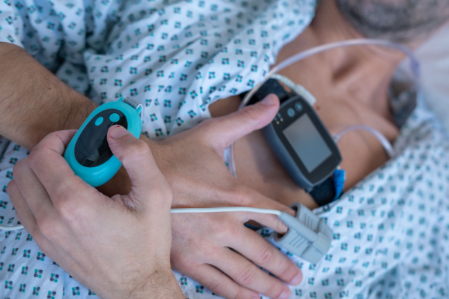 睡眠時無呼吸症候群の検査をする様子