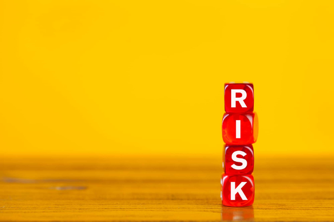 歯並びが悪いまま放置するリスクを説明するイメージ