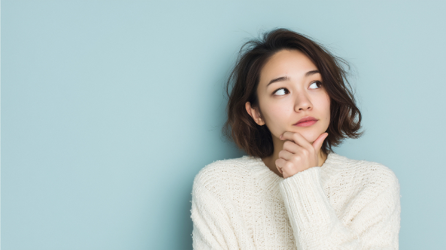 マウスピース矯正が失敗して後悔することはあるのか考える女性