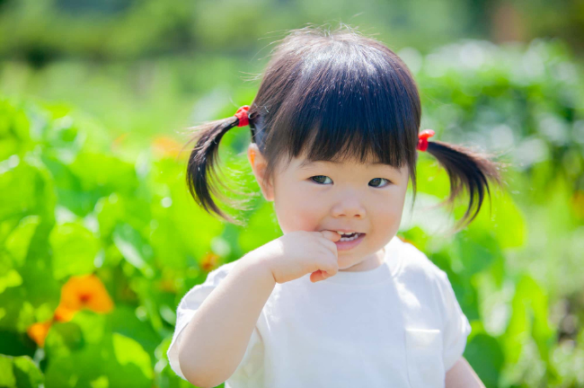子どもの出っ歯の原因の一つになる指しゃぶりをする子ども