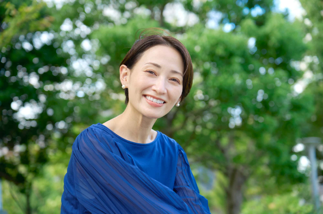 唾液検査で口腔ケアをしている笑顔の女性