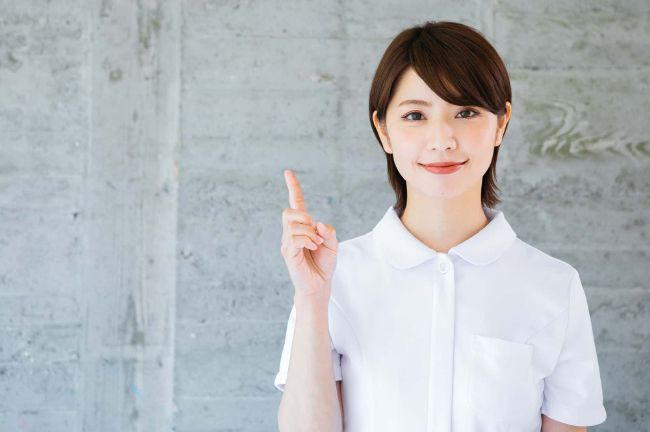 唾液検査について説明する女性