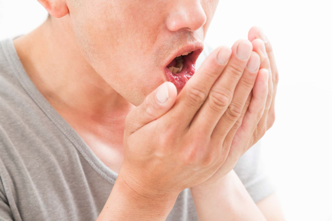 口臭が気になる男性