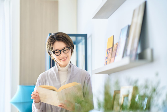 読書を楽しむ眼鏡をかけた女性