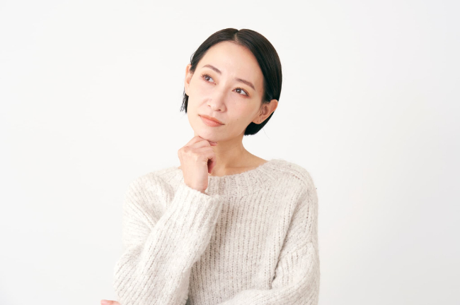 受け口はマウスピース矯正で治せるのか考える女性