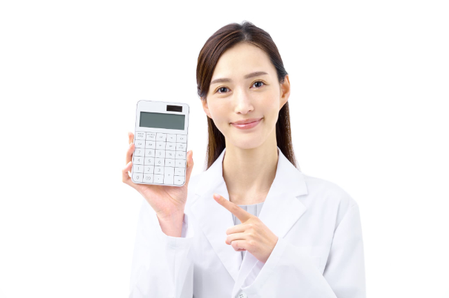 電卓を指さす女性